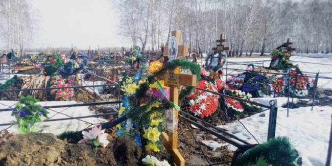 Омские кладбища очищают от мусора - МК Омск