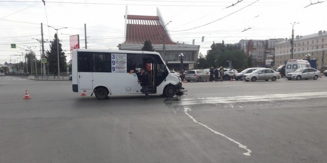 Водитель маршрутки с 10 пассажирами устроил в Омске ДТП с участием 5 «легковушек»
