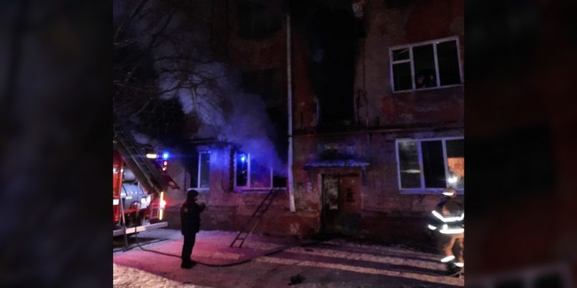 Из горевшего ночью в Омске общежития спасли 35 человек