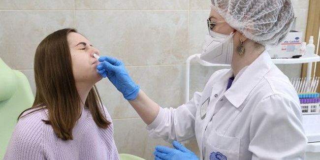 Жителям Омска начали вводить вакцину от коронавируса через нос