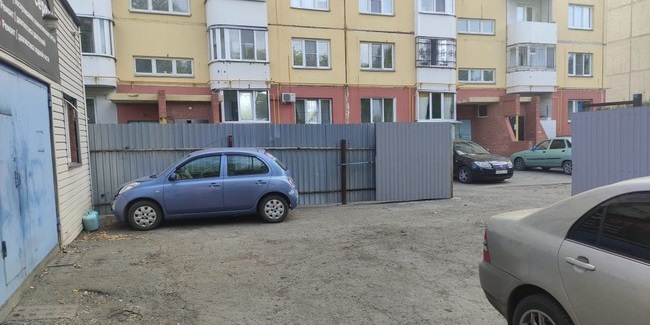 Владелец шиномонтажной мастерской в Омске завалил запчастями и покрышками 235 «квадратов» около жилого дома