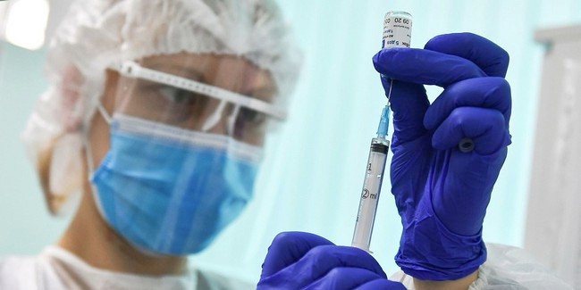 Обязательные прививки от коронавируса отменили в Омской области не для всех