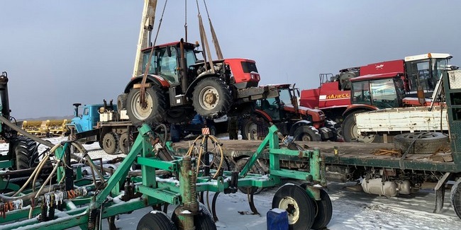 У сельхозпредприятия из Омской области изъяли трактора и передали московской фирме