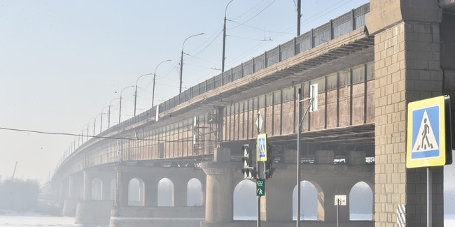 Первое утро после перекрытия Ленинградского моста началось в Омске с многочасовых пробок