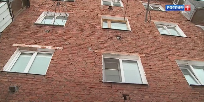 Эксперты установили, что потрескавшемуся дому в Омске обрушение не грозит
