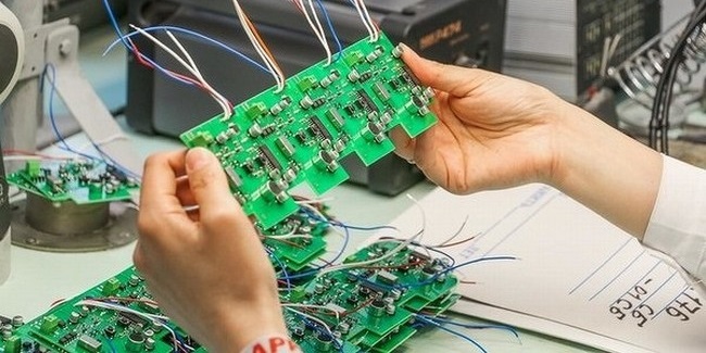 Самой высокооплачиваемой отраслью в Омске названо производство электроники