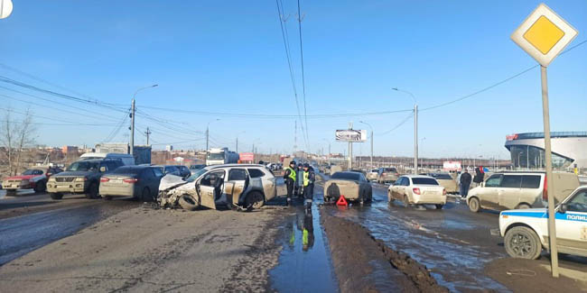 В Омске иномарка врезалась в маршрутку с 16 пассажирами