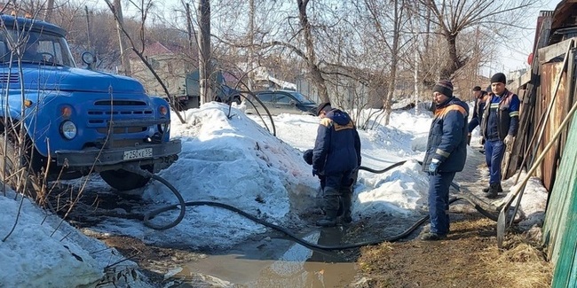 За выходные с улиц Омска откачали более 2000 кубометров талой воды