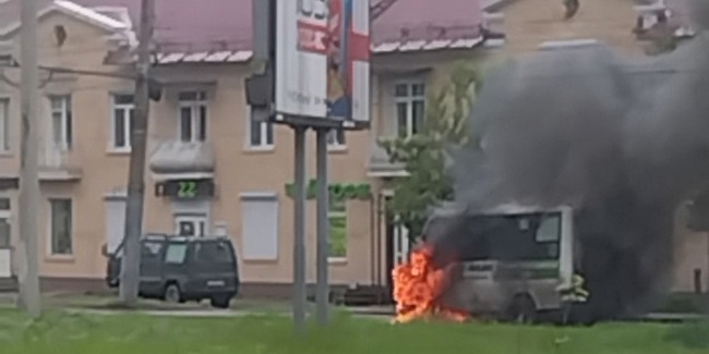 В Омске воспламенилась маршрутка с пассажирами