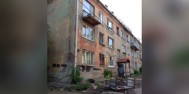 В Омске обрушилась балконная перегородка жилого дома