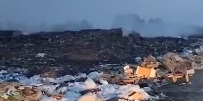 В одном из городов Омской области несколько суток тлеет мусорный полигон
