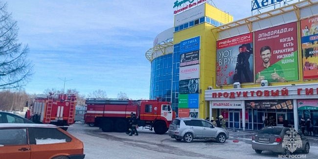 Во время пожара из торгового центра в Омске эвакуировали 462 человека