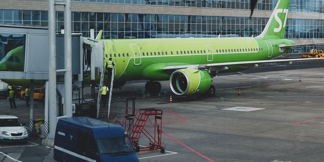 Самолёт, у которого во время полёта из Омска в Москву отказал двигатель, отстранили от рейсов