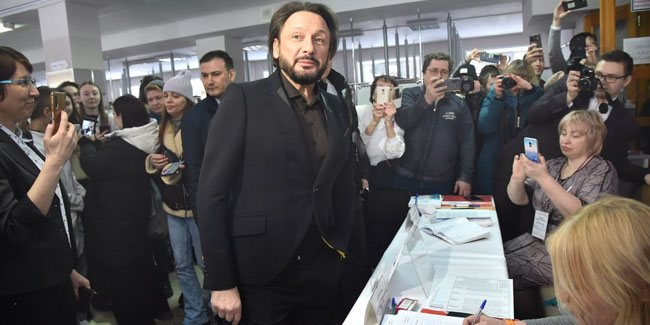 Для голосования на президентских выборах Стас МИХАЙЛОВ прибыл на избирательный участок в Омске