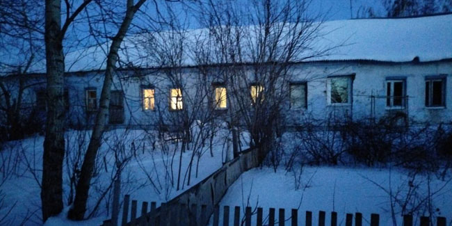 В аварийном бараке на окраине Омска обрушилась кровля над детской комнатой