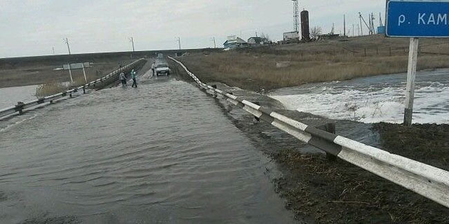 В Омском районе вышла из берегов и поднялась выше моста река Камышловка