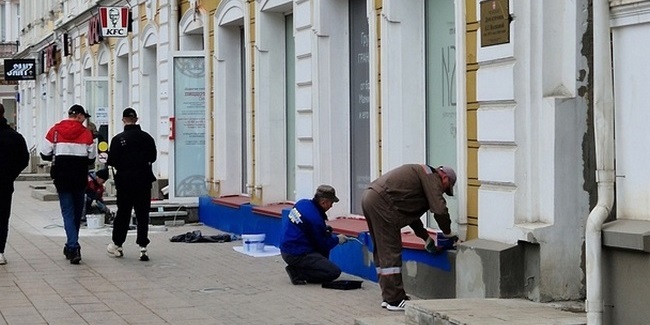 Историческое здание в центре Омска попытались покрасить в ярко-синий цвет