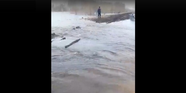 Вода из разлившегося озера начала подтапливать село в Омской области