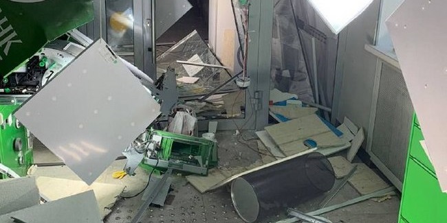 На окраине Омска взорвали банкомат с полутора миллионами рублей