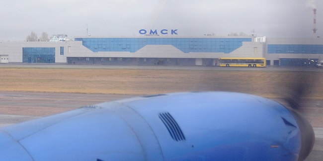 В Омском аэропорту не пустили на борт 12 пассажиров из-за отсутствия мест в самолёте