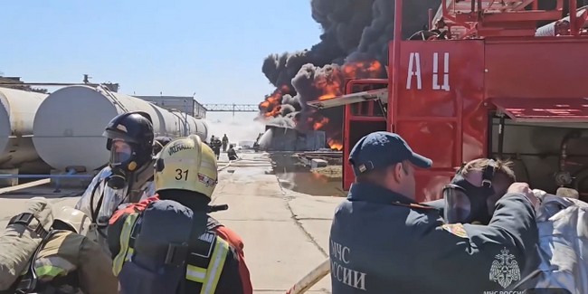 Два пожарных поезда тушат в Омске крупный пожар: загорелись нефтепродукты