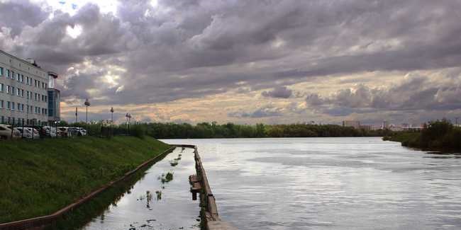 Снова штормовое предупреждение: Омскую область ожидают ливни с грозами и градом