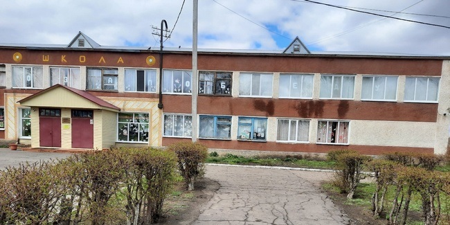 Стало известно, в каких детсадах и школах Омской области отремонтируют окна и кровли