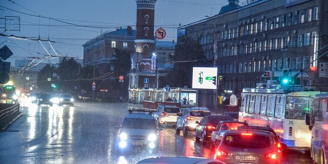 В Омской области на сутки объявлено штормовое предупреждение из-за сильного дождя и града