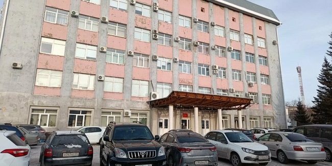 Облезший фасад администрации Омского района скоро обновят