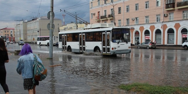 Из-за дождей в Омске сократили троллейбусные маршруты