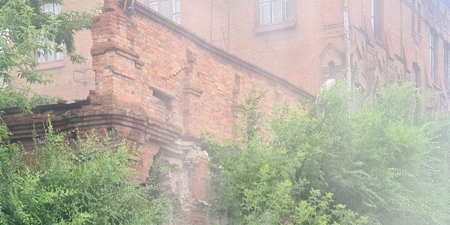 В центре Омска обрушилась стена исторического здания
