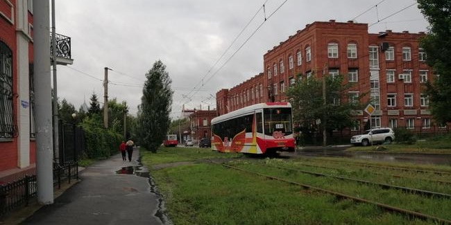После ночного ливня в Омске возникли сбои в движении трамваев