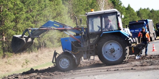 Контракт на ремонт дорог в селе под Омском мог достаться подрядчику без опыта
