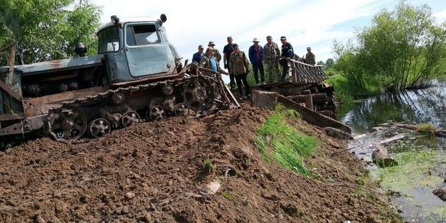 Жители деревни в Омской области своими силами восстановили размытую во время паводка дорогу