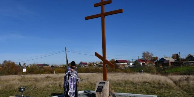 В одном из райцентров Омской области освятили крест в память о первых поселенцах