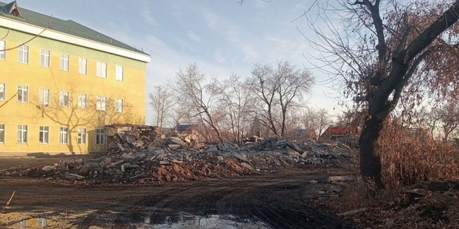 В Омске снесли заброшенное здание психбольницы