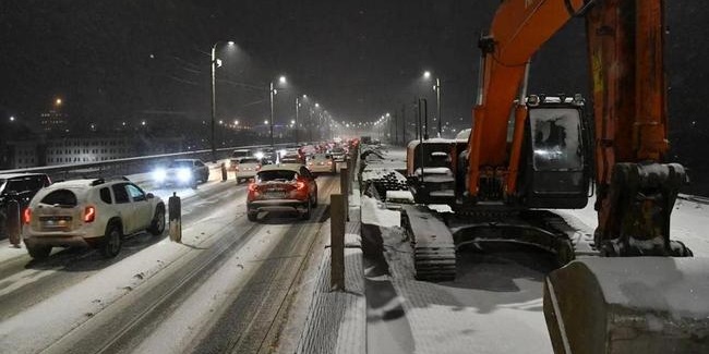 Омичи недовольны организацией реверсивного движения на мосту у телецентра