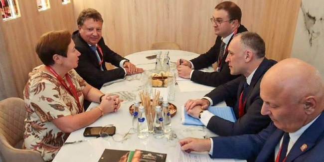 Делегация Омской области во главе с губернатором прибыла на ПМЭФ-2025