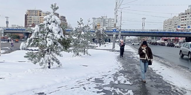 На дорогах Омской области на несколько суток сохранятся снежные заносы и гололедица