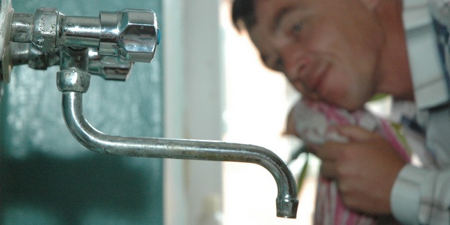 В одном из райцентров Омской области отключили воду, в другом – отопление