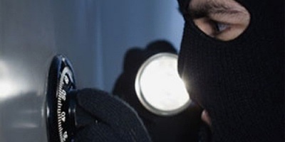 В омске начинается процесс над группой подростков, похитивших из школы 15 ноутбуков