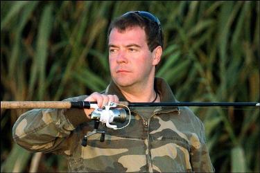 Медведев передал контроль выездного туризма минкульту