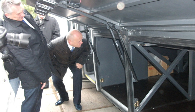 Виктор НАЗАРОВ и министр Станислав ГРЕБЕНЩИКОВ осматривают один из новых автобусов
